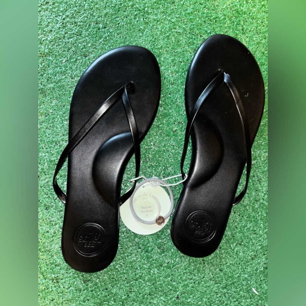 REVOLVE Solei Sea Black Flip-Flop Sandals
